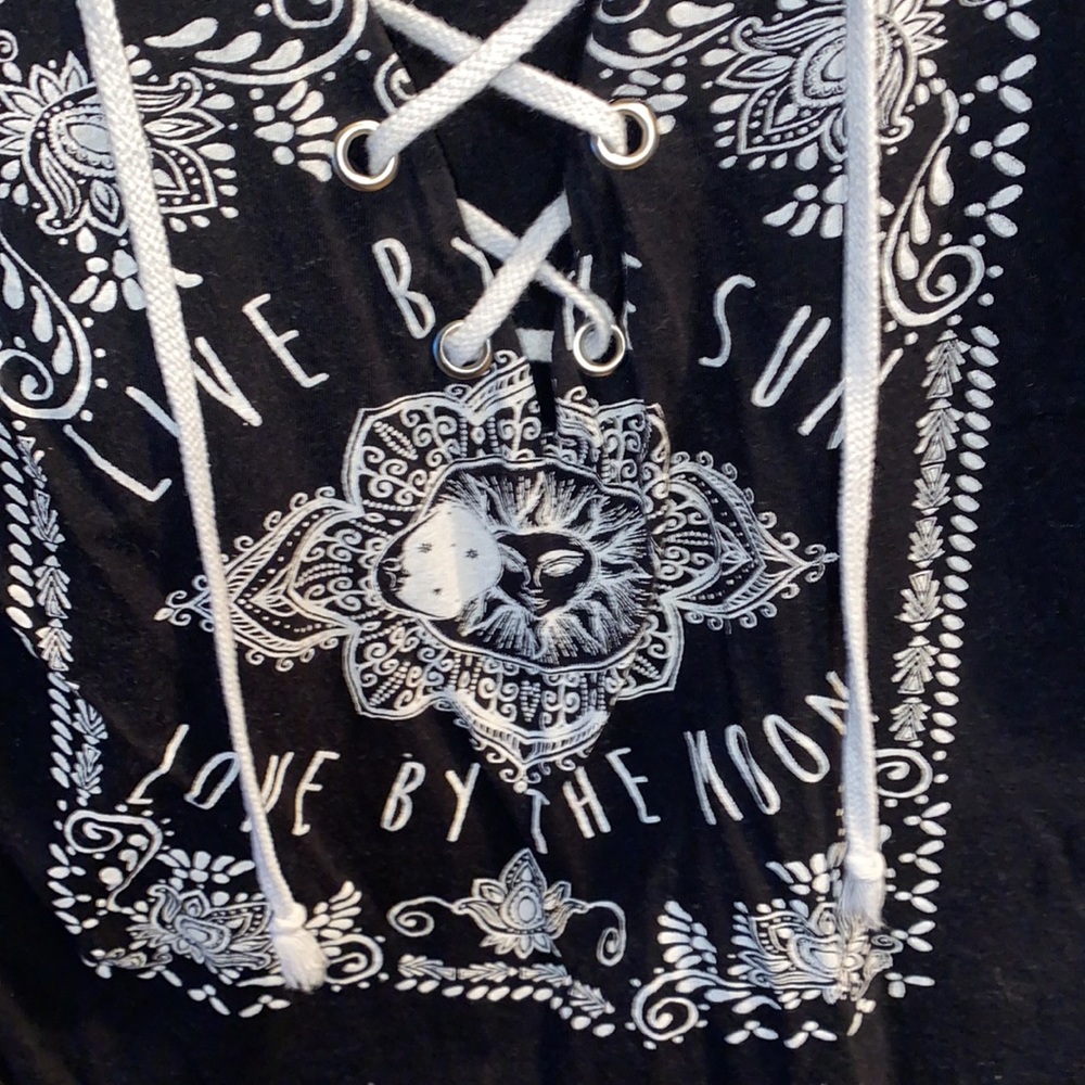 Cropped Graphic Tee - Picture 2 of 4